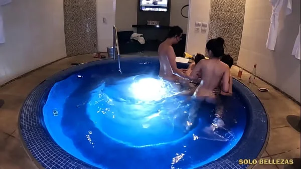 Despues de darles a mis novias su nochebuena termino cogiendo a mi novia en el jacuzzi mientras mis otras novias nos ven.