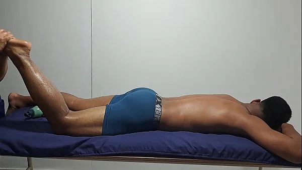 Un masaje relajante para este sexy chico, me pone tan cachonda pt2 me pone tan cachonda verlo semidesnudo