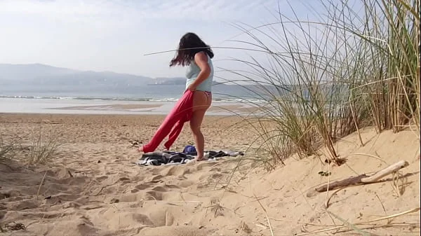 I filmed a curvy MILF changing clothes and doing Exercises on the Beach