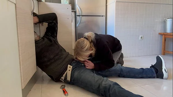 HOT WIFE BLOWJOB TO THE PLUMBER IN THE KITCHEN WITH CUM IN MOUNTH