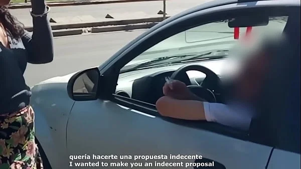 Masturbo a un extraño en su auto mientras mi marido filma todo