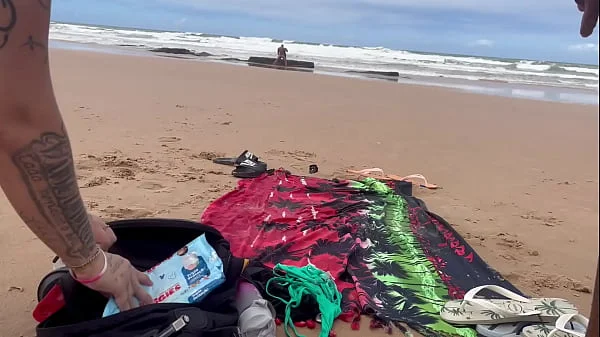 Safadas na praia com alguns caras aleatórios. na praia de nudismo não tem como não gozar com esse vídeo