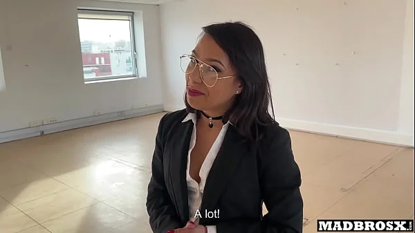 A Real Estate Agent Fucked During A Visit And In the Toilet To Sell Her Property !!!