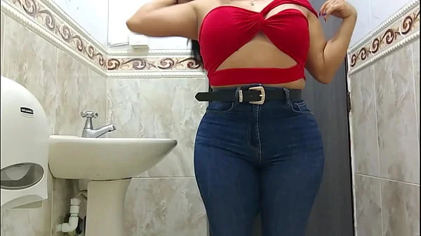 Graba con camara a secretaria culona meando en el baño