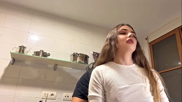 La chica  que limpia en casa me pone caliente con sus jeans , la follo duro como le gustan a esa edad