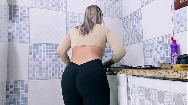 Essa empregada é muito gostosa !