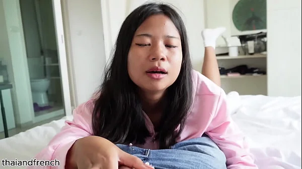 18 years old Asian amateur try to deepthroat for the first time