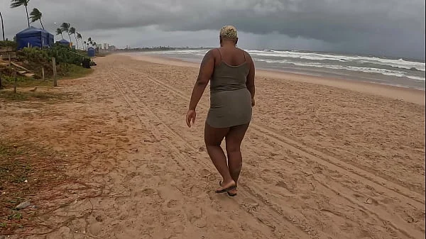 A novinha baiana dando na beira da praia durante o dia