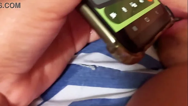 LA PENDEJA DE MI P&¡M¡T@ ESTABA HABLANDO POR TELEFONO CON EL CACHUDO DEL MARIDO QUE ESTA EN EL TRABAJO Y TODA LA TARDE PASA CONMIGO REAL  (porno en español)
