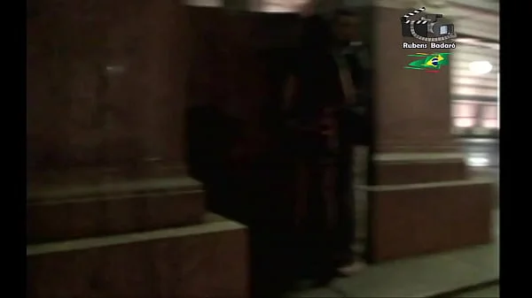 Casal novinhos realiza fantasia transando na rua com desconhecidos até os gari aproveitou. ( Completo no xvideos red )
