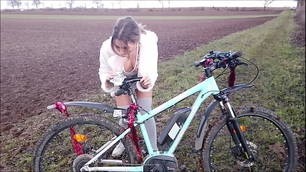 Premiere! Fahrrad in der Öffentlichkeit geil abgefickt!  Teil 2