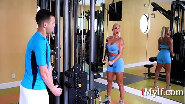 Thicc Ass MILF Robbin Banx Gives Skinny Dude Extra Personal Training