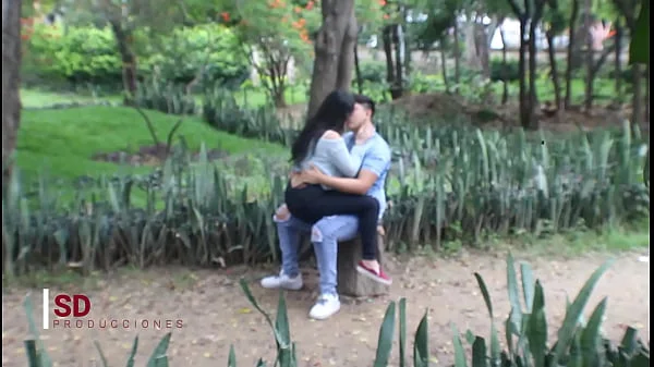 ESPIANDO A UNA PAREJA EN EL PARQUE PUBLICO