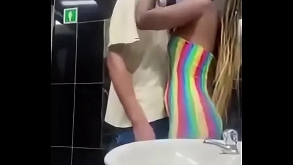 Baise fort avec ma copine devant son ami en boîte de nuit